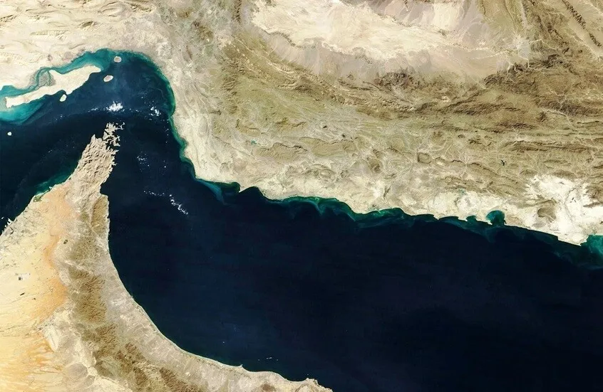 إيران تعلق حركة السفن عبر مضيق هرمز عقب الهجمات الإسرائيلية على لبنان